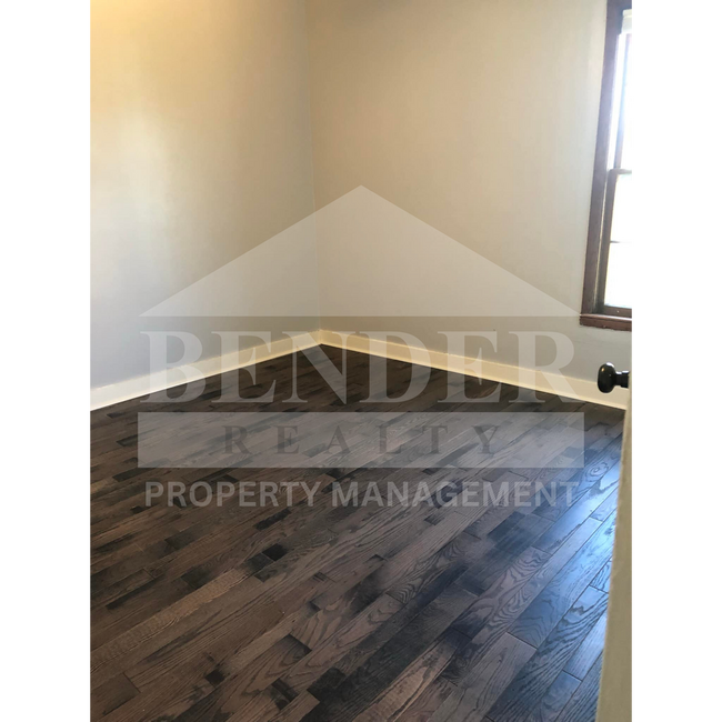 Building Photo - QUAINT, COZY SPACE