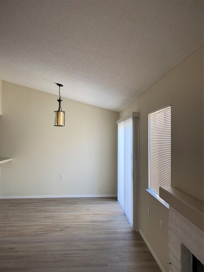 Building Photo - Charming 2 bed 2 bath in west side of Heme...