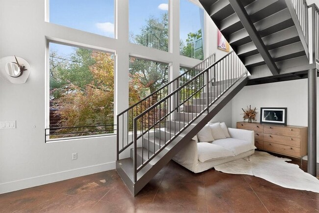 Building Photo - 807 W Gibson St