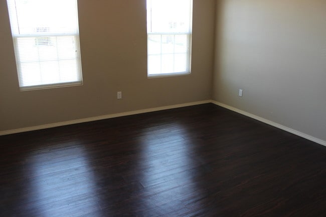 Building Photo - 5001 Raintree Cir