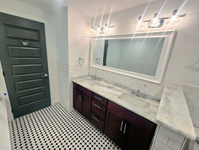 Building Photo - 1815 Main St