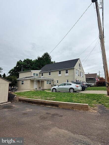 Building Photo - 735 Fisher Ave