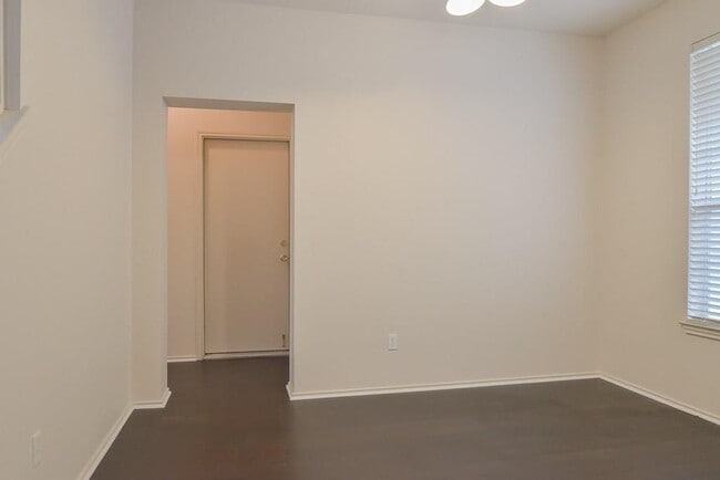 Building Photo - 520 Fort Thomas Pl