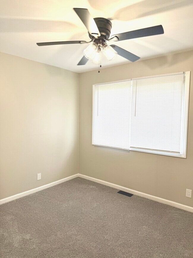 Building Photo - 2338 Carnation Dr