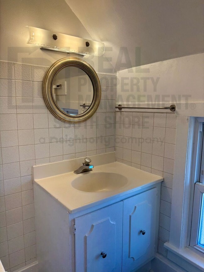 Building Photo - Charming 1 Bedroom + Den with Private Entrance & Vintage Character
