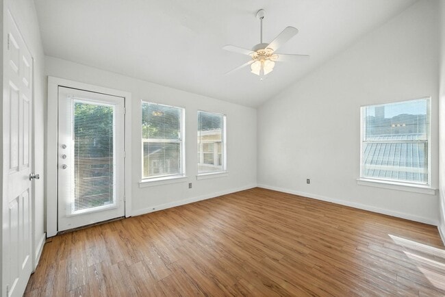 Building Photo - UT PRE-LEASE: 5 bed / 3 bath Remodeled Wes...