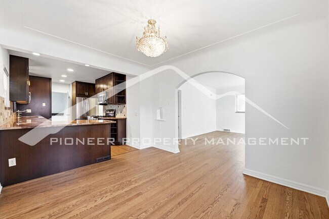 Building Photo - Stunning Home with Central AC and Fenced Yard