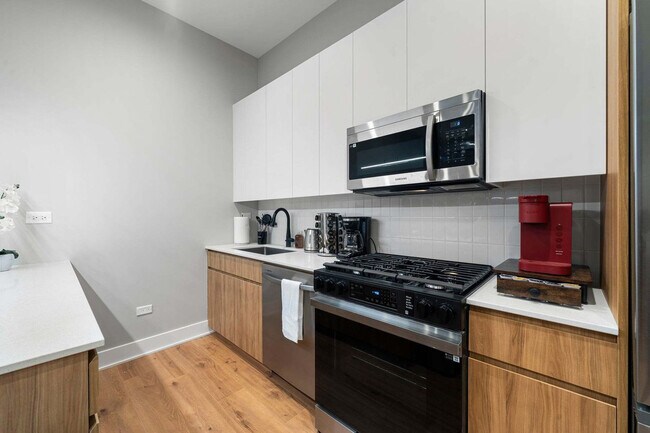 Building Photo - 6044 N Winthrop Ave