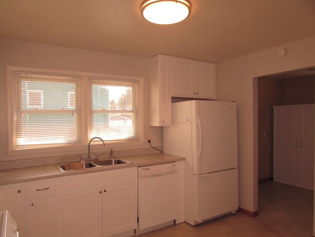 Building Photo - 3 BEDROOM | 1 BATH | SOUTH | DETACHED GARAGE