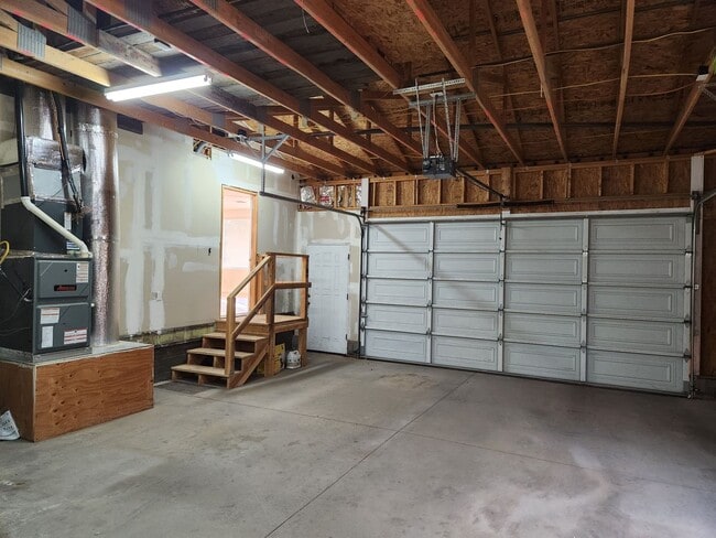 Building Photo - COMING SOON ~ 2 Bed / 2 Bath w/ Oversized 2 Car Garage