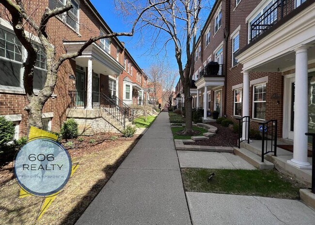 Building Photo - Beautiful, Single Family Townhome, Great L...