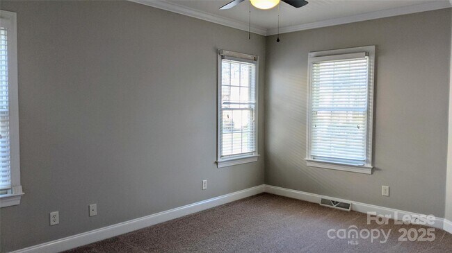 Building Photo - 16007 Kelly Park Cir