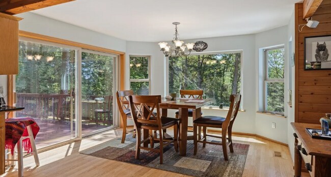 Building Photo - 25151 Pleasant View Dr