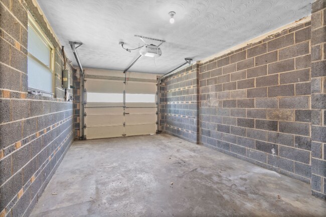 Building Photo - 3441 Nandale Dr