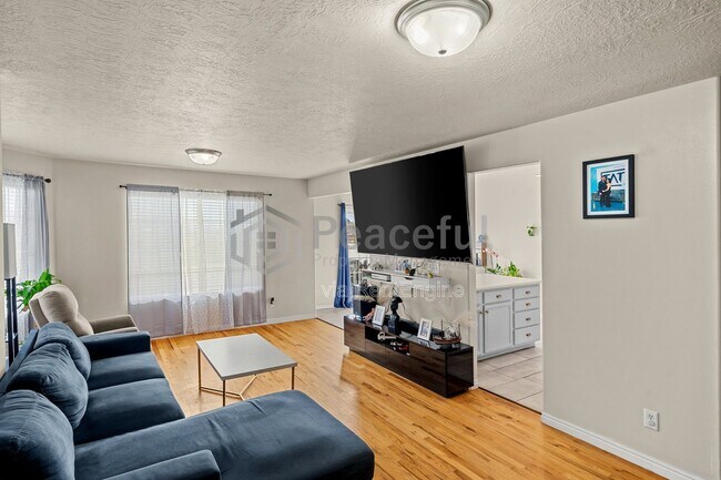 Building Photo - 1541 W Ln Ct