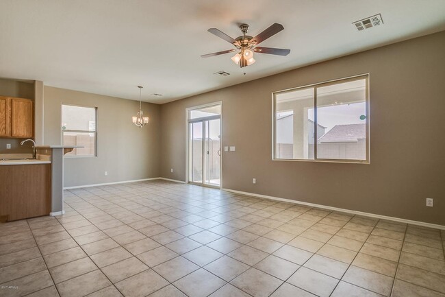 Building Photo - Charming 5 Bed 3 Bath Home in good communi...