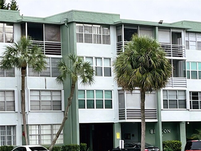 Building Photo - 2751 Taft St