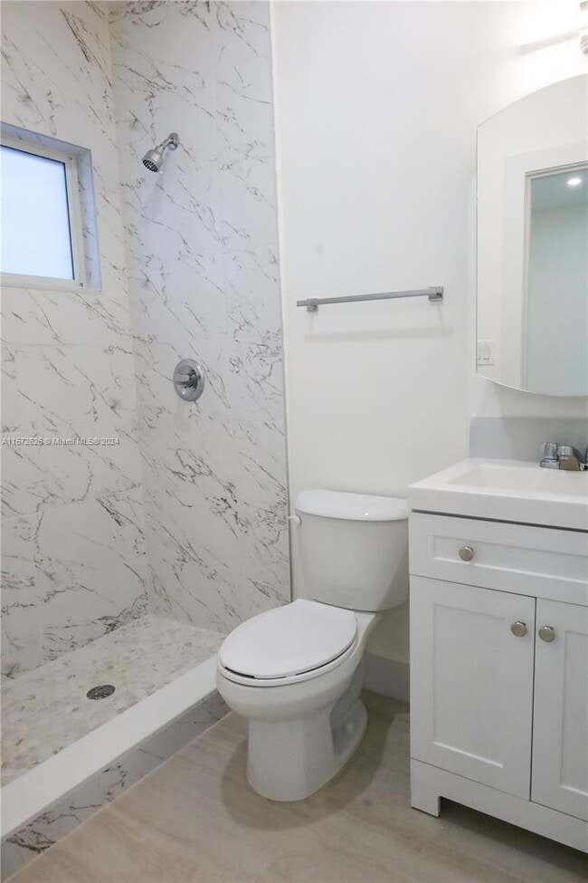 Building Photo - 3 bedroom in Miami FL 33142