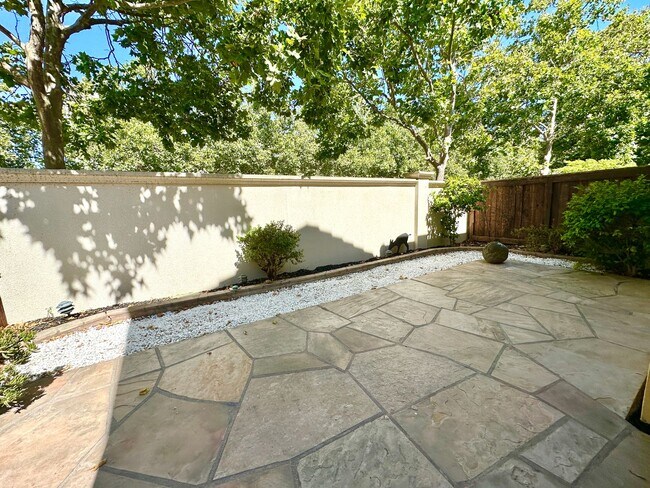 Building Photo - Hamilton 3+bd/2.5bth Townhome w/Den