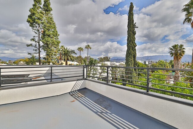 Building Photo - NEW CONSTRUCTION LUXURY 4 BED TOWNHOMES WITH ROOF DECKS