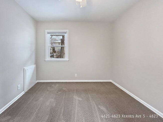 Building Photo - 2br 1ba 1cg ~ Security Deposit Free Altern...