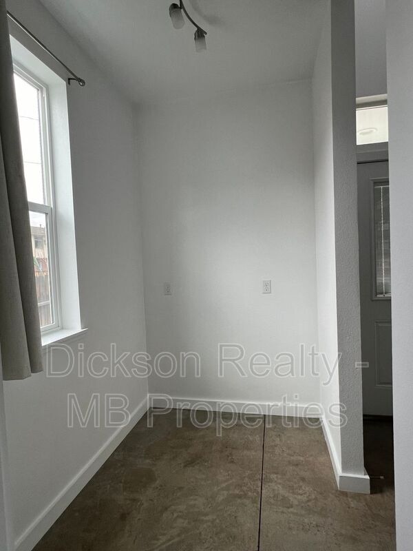 Building Photo - 263 Thoma St