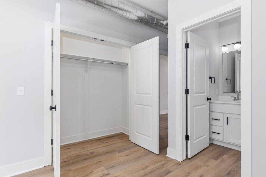 Building Photo - 1004 Diamond Ave NE