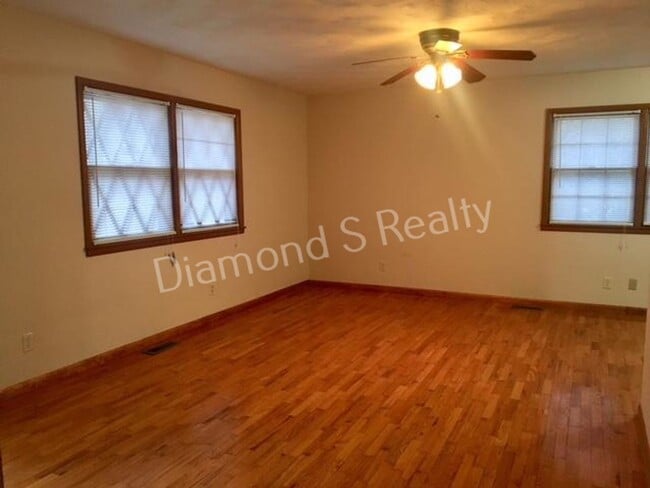 Building Photo - LOCATION! LOCATION! LOCATION!  South Springfield Duplex Available!