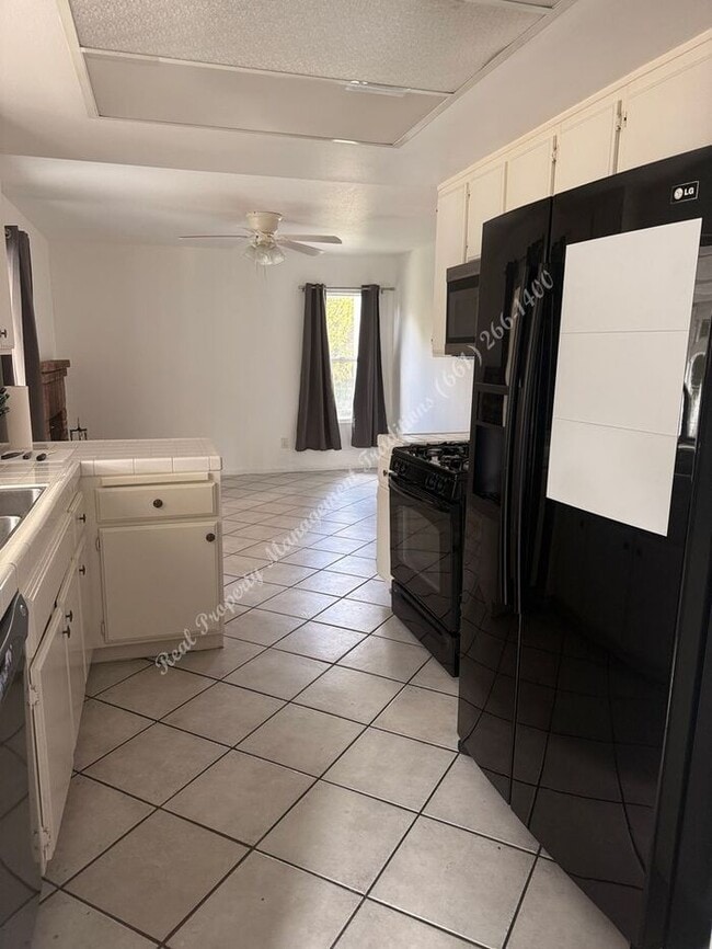 Building Photo - *** Please call us @ 661-266-1400 for information on availability, showings and applications proc...