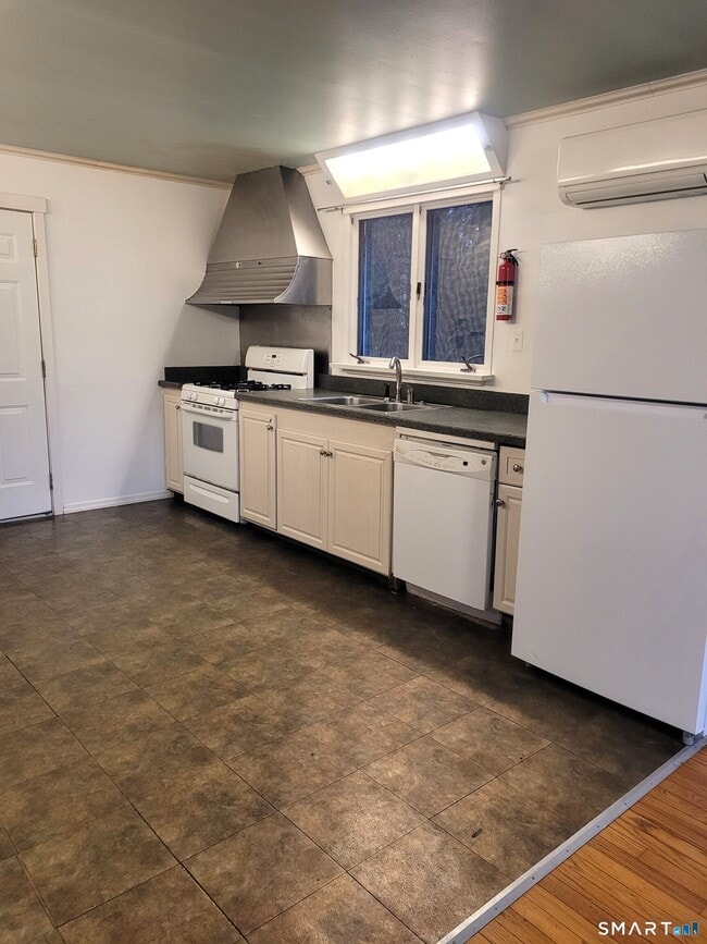 Building Photo - 123 Bridge St