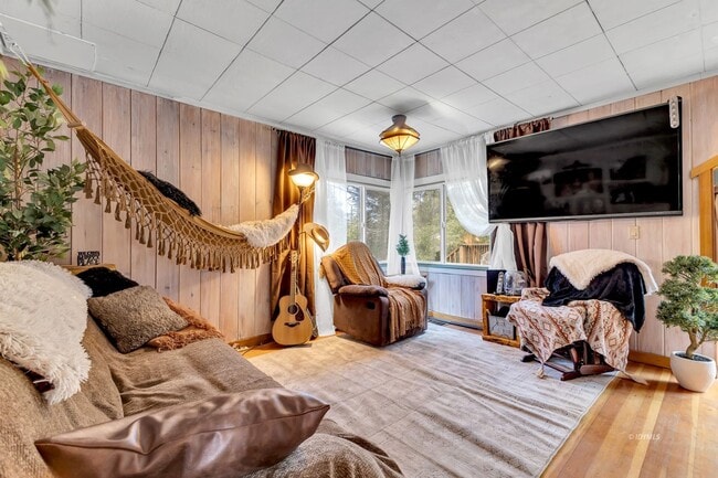 Building Photo - 3 bd 2 ba country cabin close to town