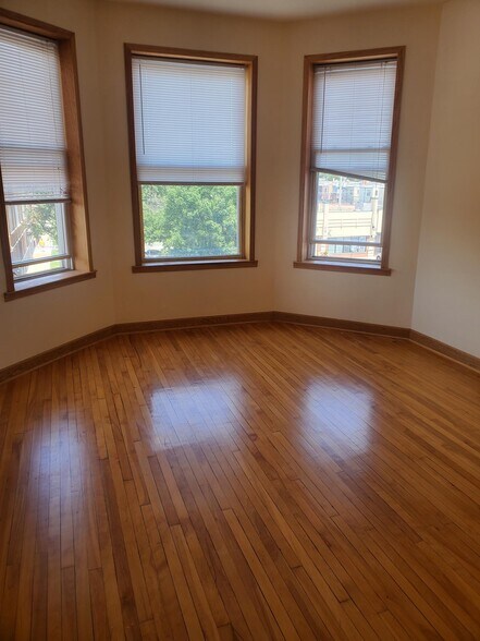Building Photo - 2831 W Fullerton Ave