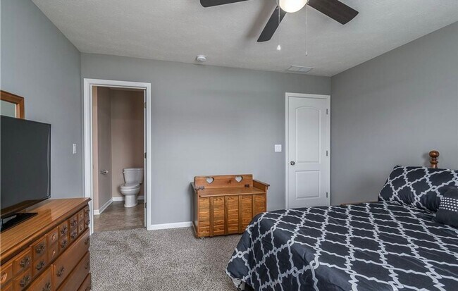 Building Photo - 3BR/2BA Home with Two Car Garage, Fenced B...