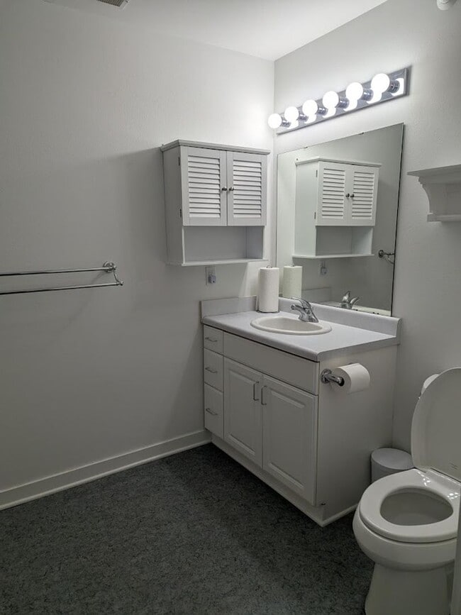 Building Photo - Bright and Spacious Condo for Rent in Downtown Verona