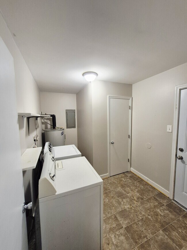 Building Photo - 3041 Clintwood Rd