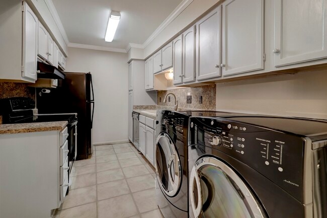 Building Photo - 353 N Post Oak Ln