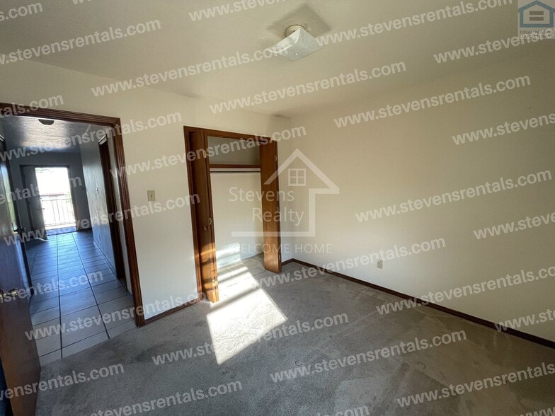 Building Photo - 1912 SW D Ave