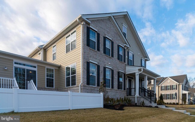 Building Photo - 2 PEACOCK Way