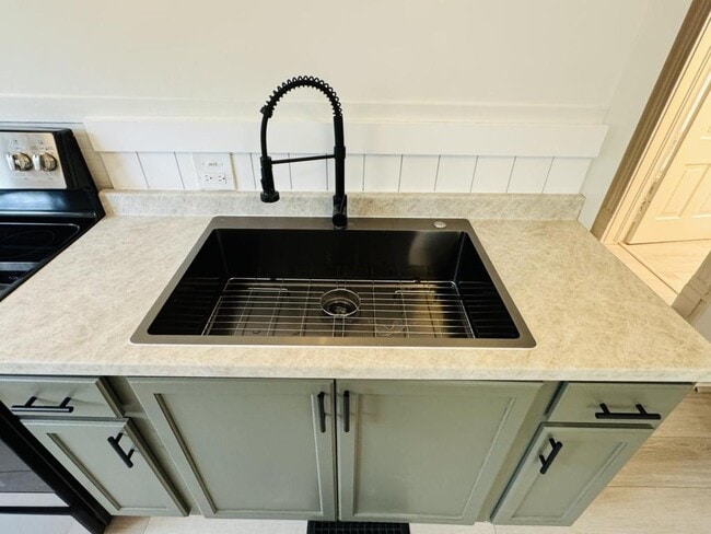 Building Photo - 821 1/2 N Ewing St