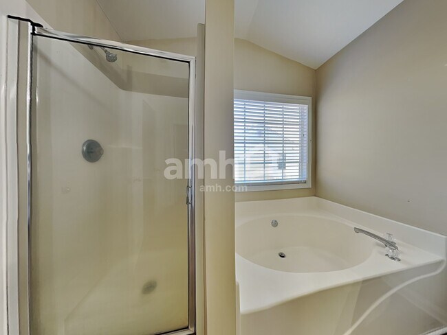 Building Photo - 6216 Roseway Ct