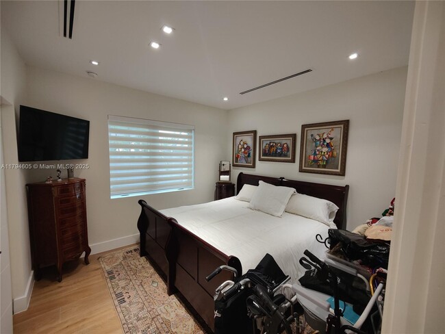 Building Photo - 1823 S Bayshore Ln