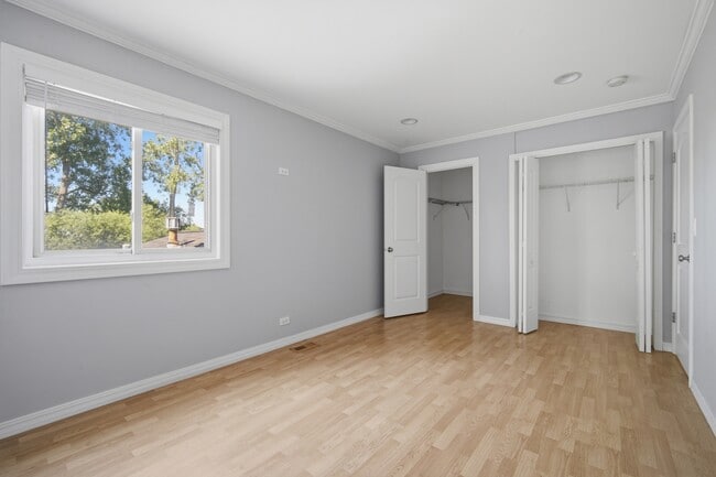 Building Photo - 1180 Cove Dr