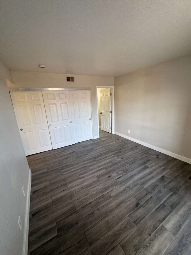 Building Photo - 2 Bed, 1 3/4 Bath Condo