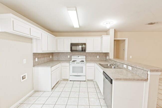 Building Photo - Duplex for lease with private backyard