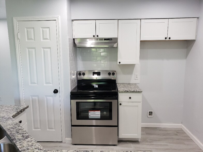 Building Photo - 7576 Windsor Oaks