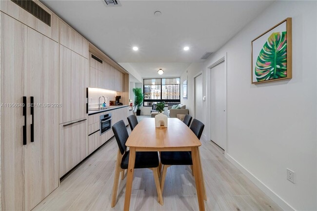 Building Photo - 225 N Miami Ave