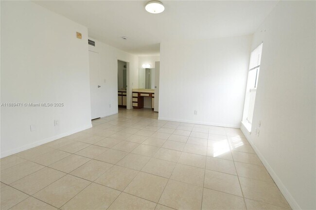 Building Photo - 833 Riverside Dr
