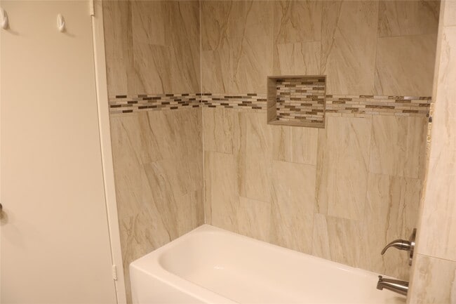 Building Photo - 2215 Silver Falls Dr
