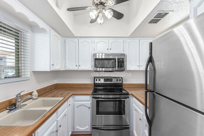 Building Photo - 405 E Linda Ln