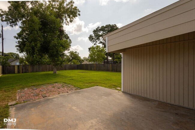 Building Photo - Move in Ready and pricced to GO!! 3 Bed / 2 Bath in 77619!